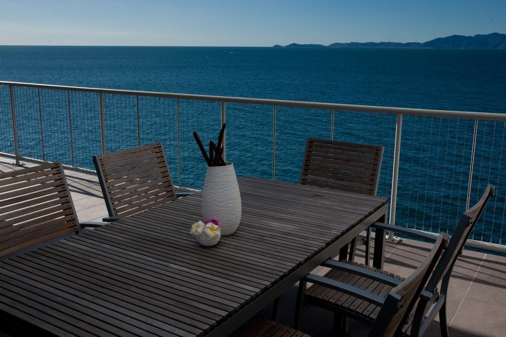 Penthouse On Bright Point Apartment Nelly Bay Exterior photo